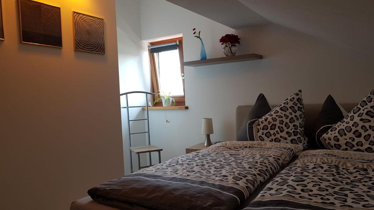 Kleine Gemuetliche Mansardenwohnung Im Suedosten Muenchens Assling エクステリア 写真