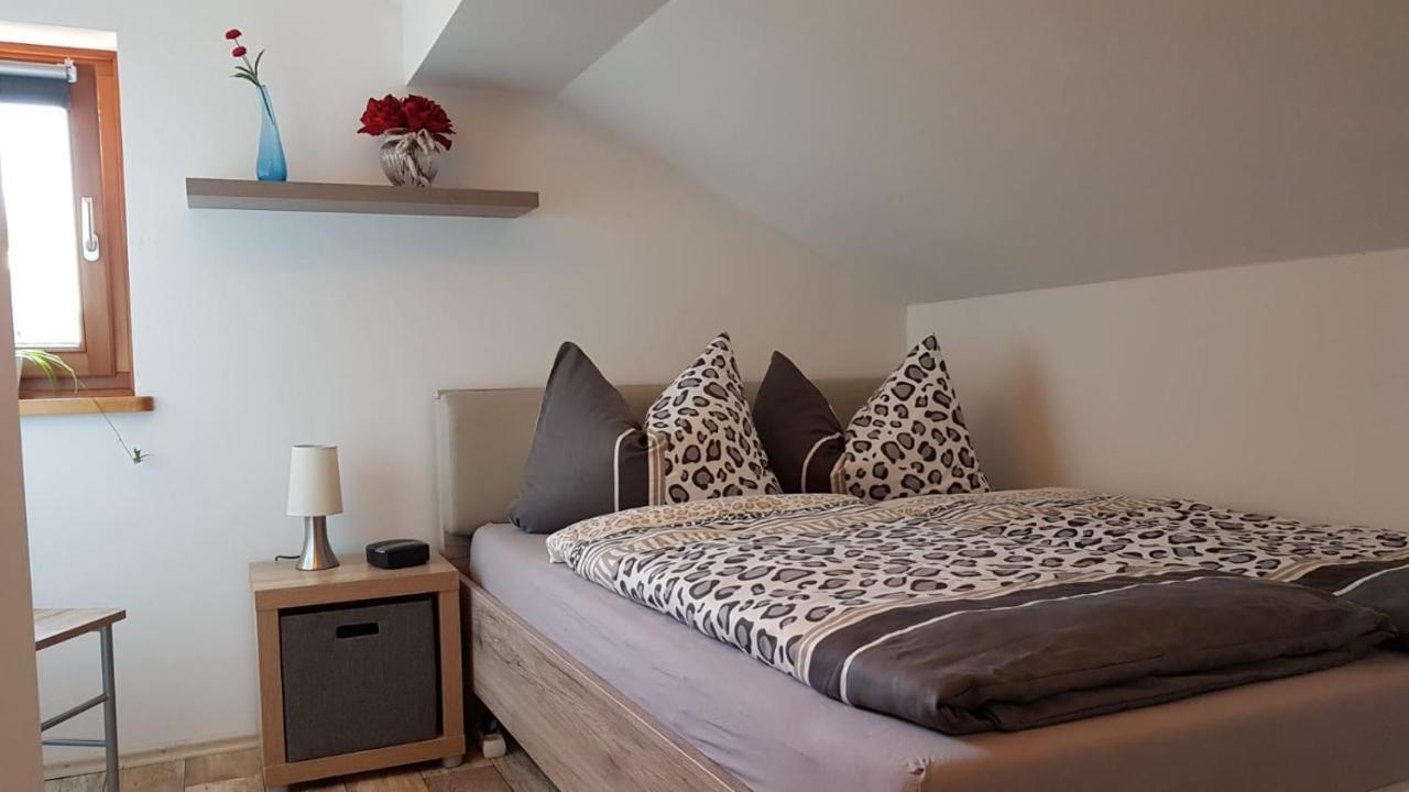 Kleine Gemuetliche Mansardenwohnung Im Suedosten Muenchens Assling エクステリア 写真