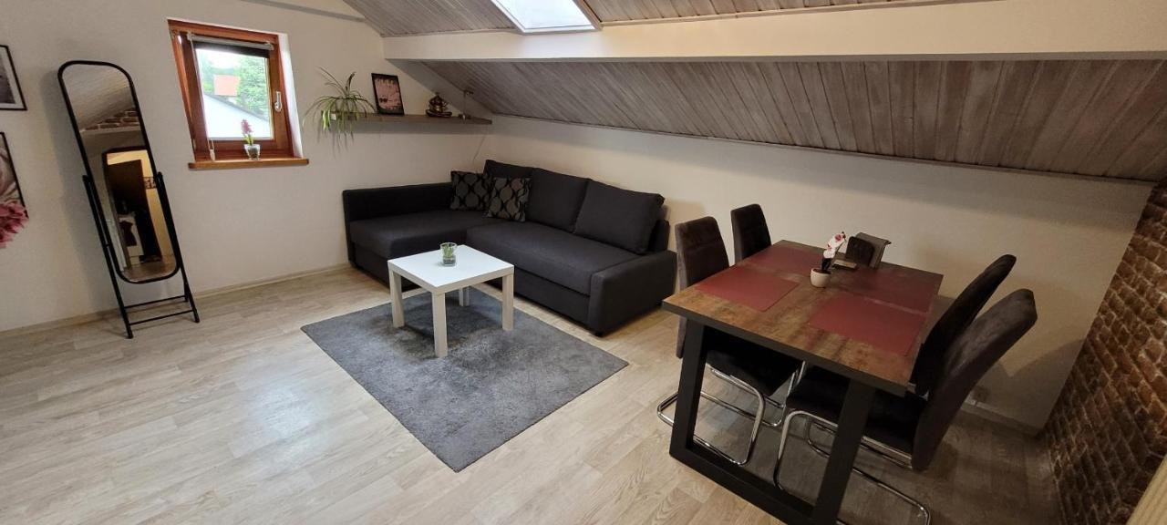 Kleine Gemuetliche Mansardenwohnung Im Suedosten Muenchens Assling エクステリア 写真
