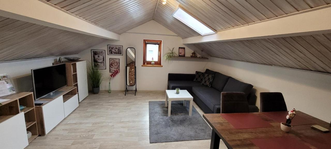 Kleine Gemuetliche Mansardenwohnung Im Suedosten Muenchens Assling エクステリア 写真