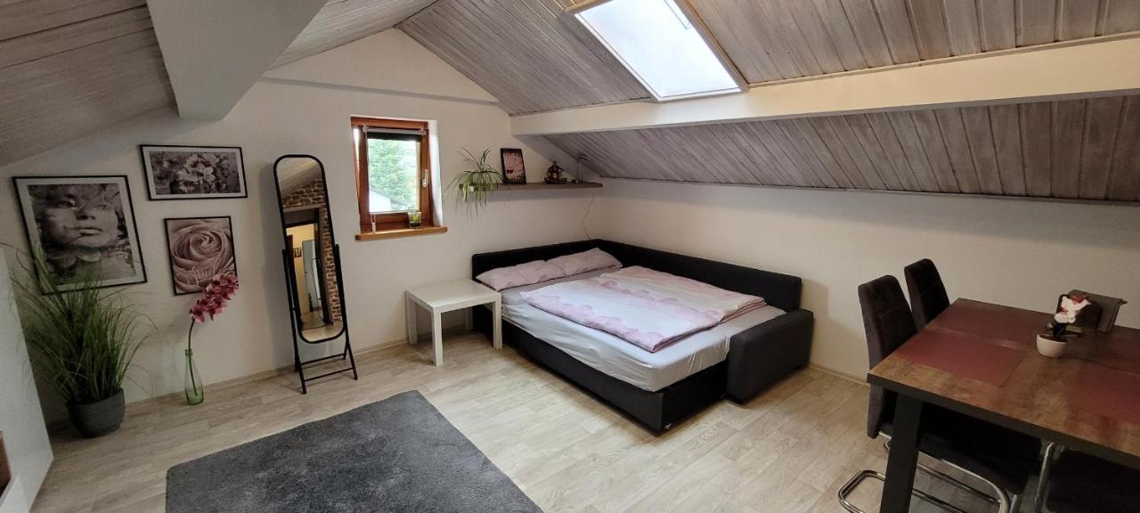 Kleine Gemuetliche Mansardenwohnung Im Suedosten Muenchens Assling エクステリア 写真
